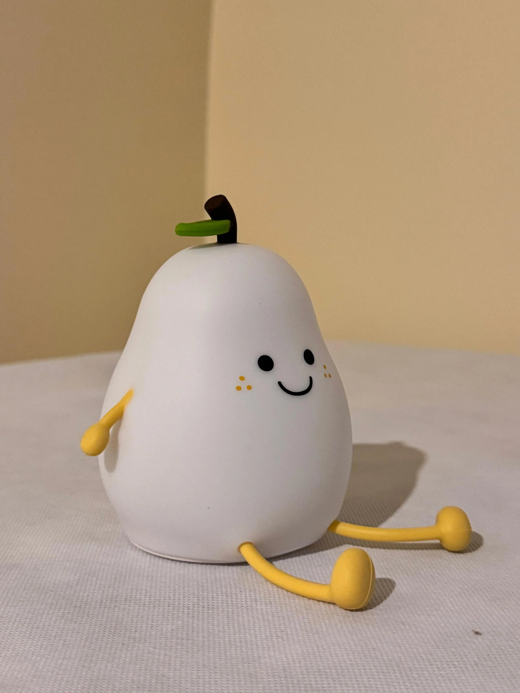 Pearly – The Color Changing Pear Lamp