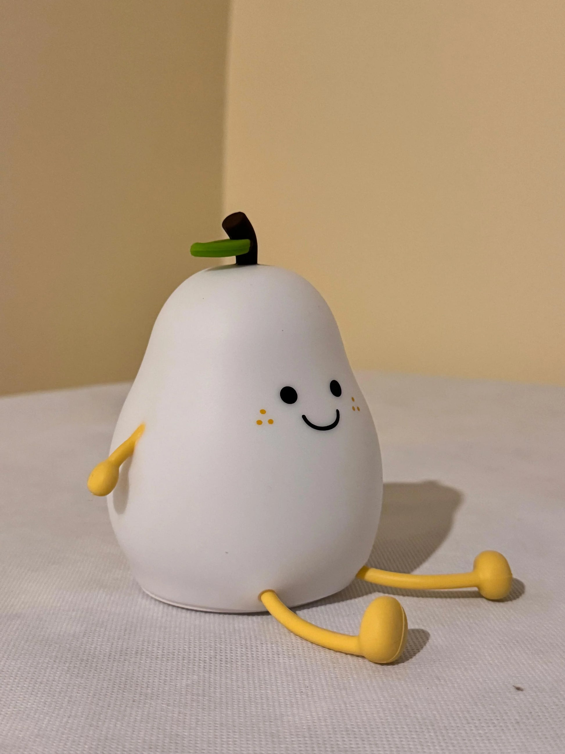 Pearly – The Color Changing Pear Lamp